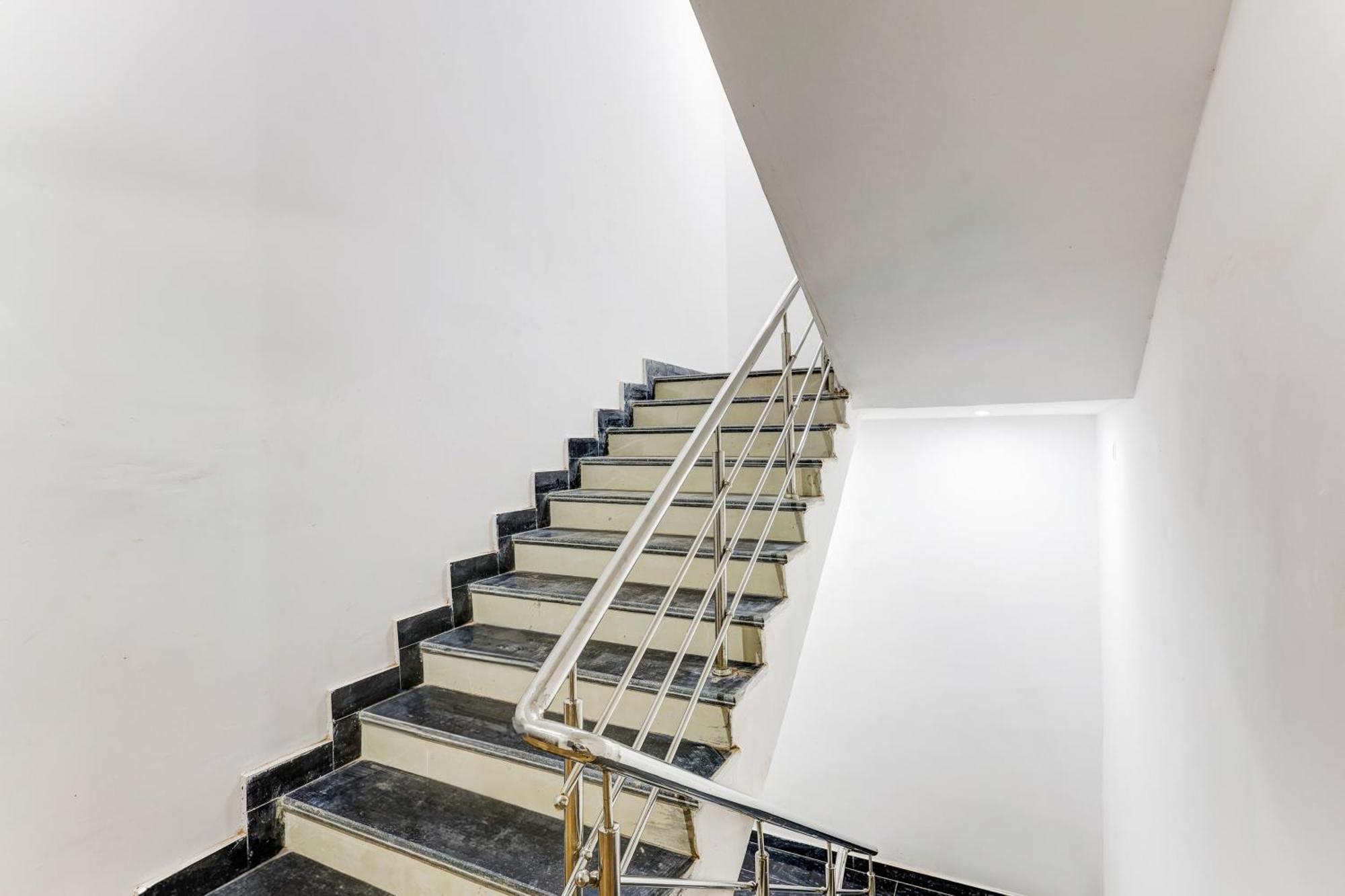 Super Hotel O Aravali Vihar 비와디 외부 사진